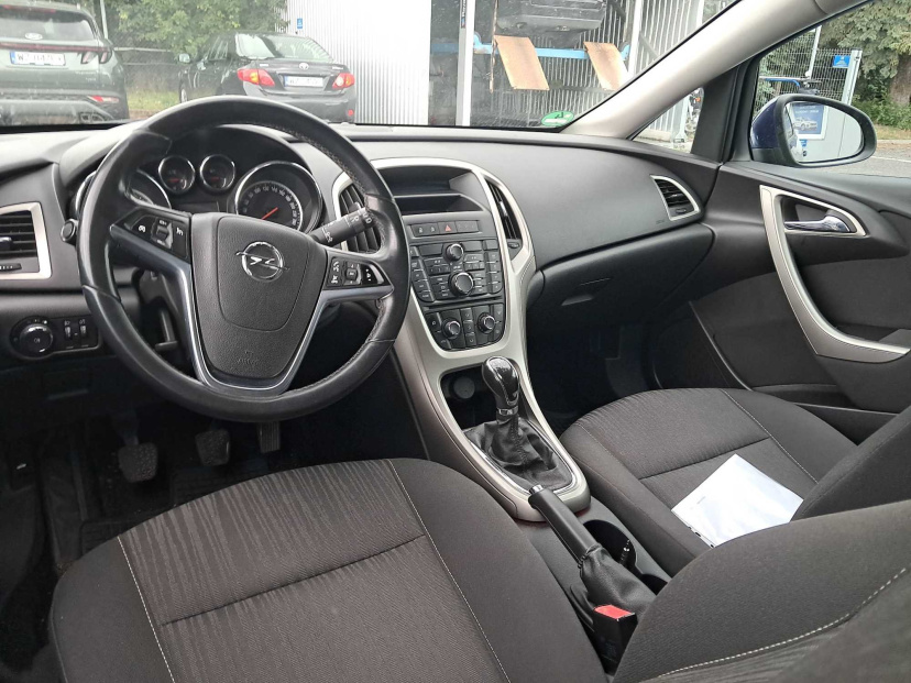 Opel Astra, 2011