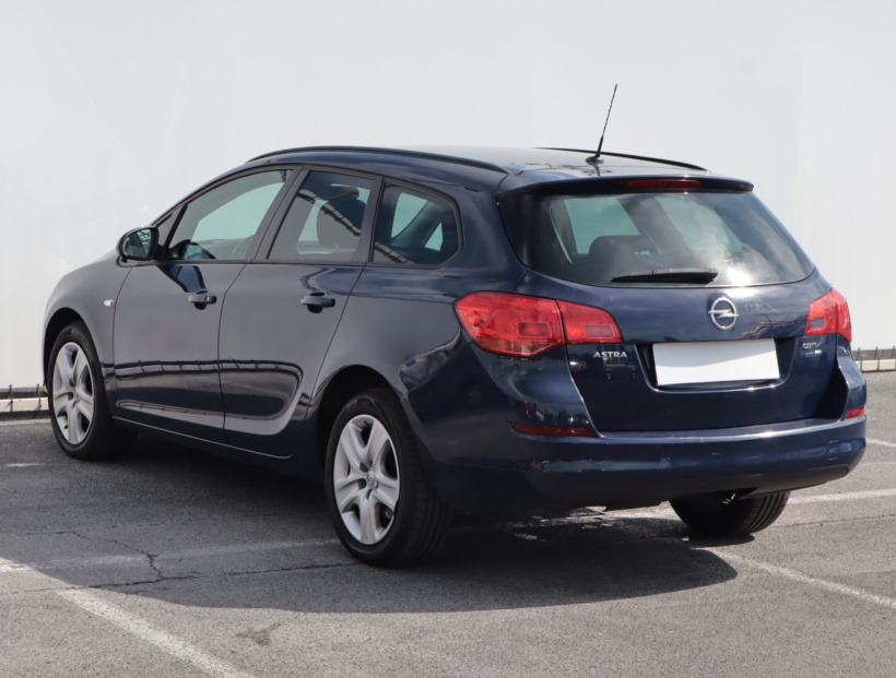 Opel Astra, 2011