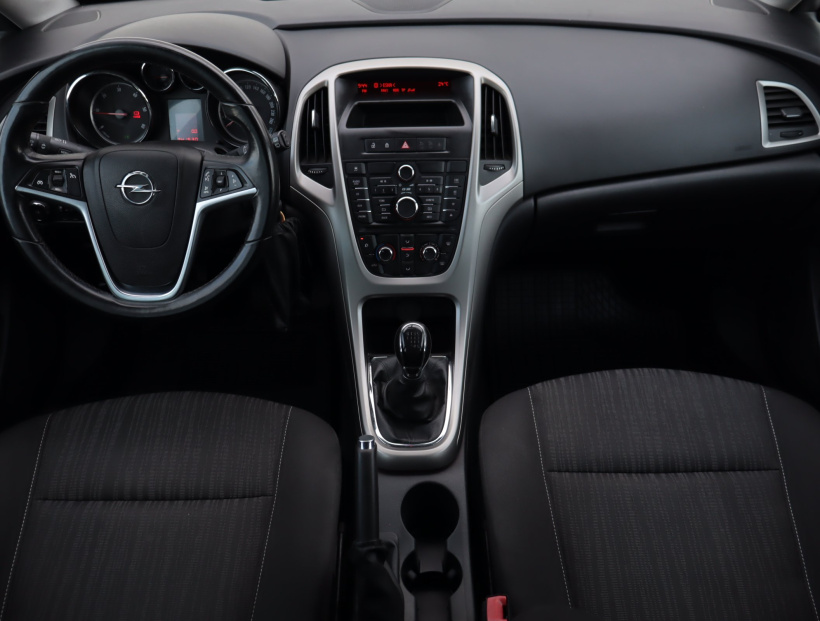 Opel Astra, 2011