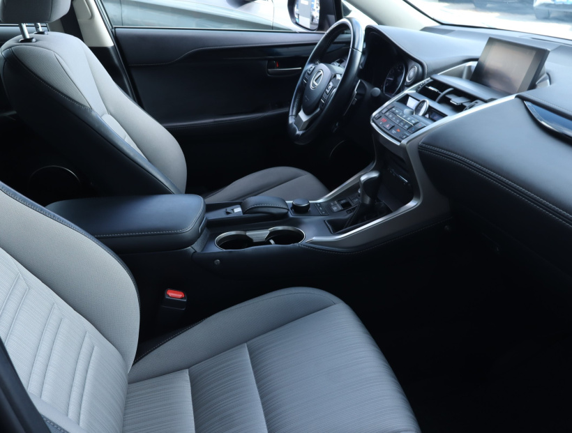 Lexus NX, 2015