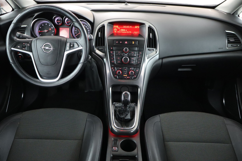 Opel Astra, 2011