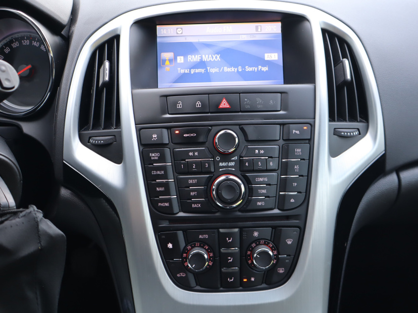 Opel Astra, 2011