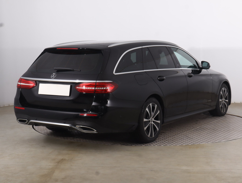 Mercedes-Benz E, 2022