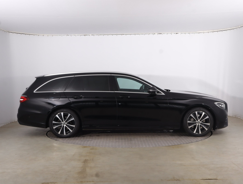Mercedes-Benz E, 2022