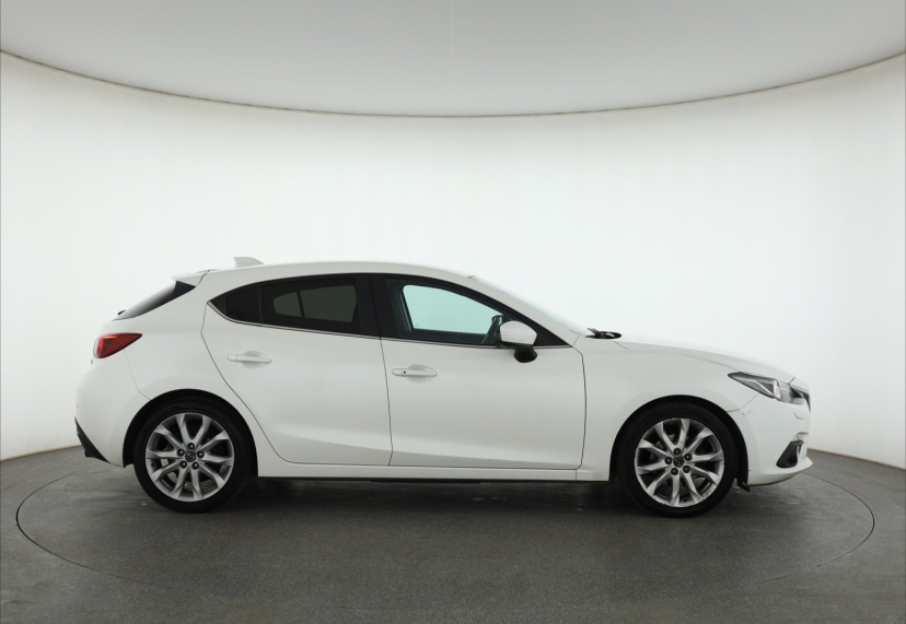 Mazda 3, 2015