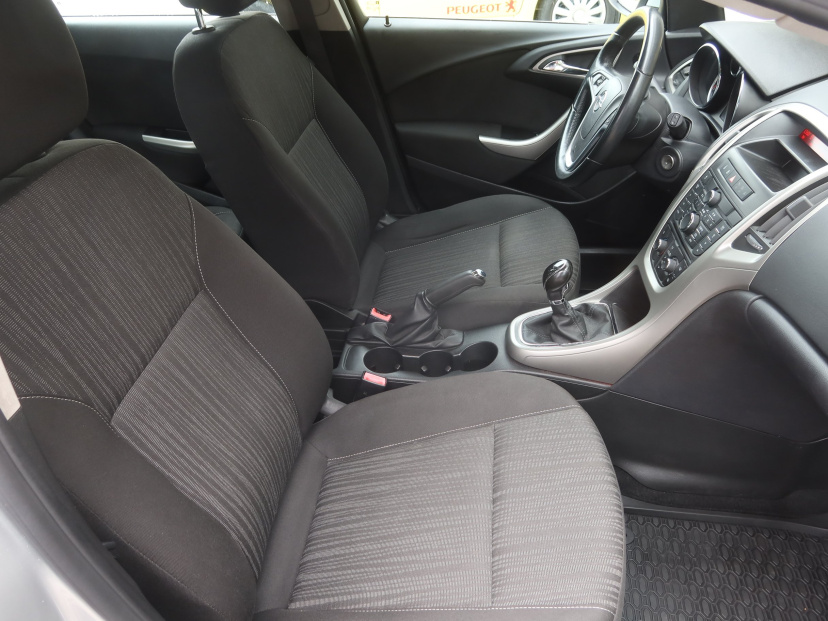 Opel Astra, 2011