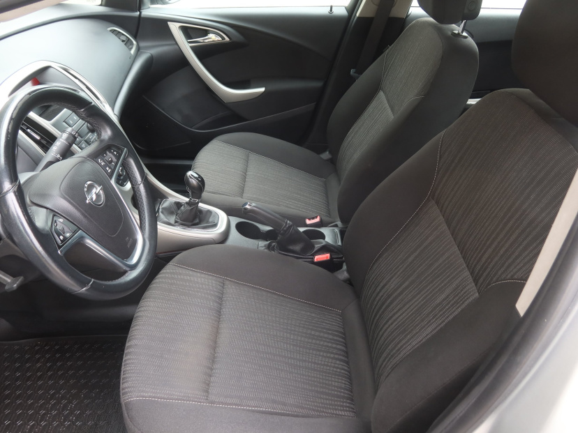 Opel Astra, 2011
