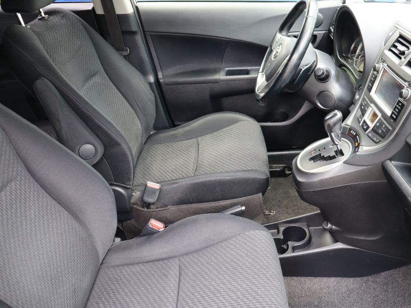 Toyota Verso-S, 2012