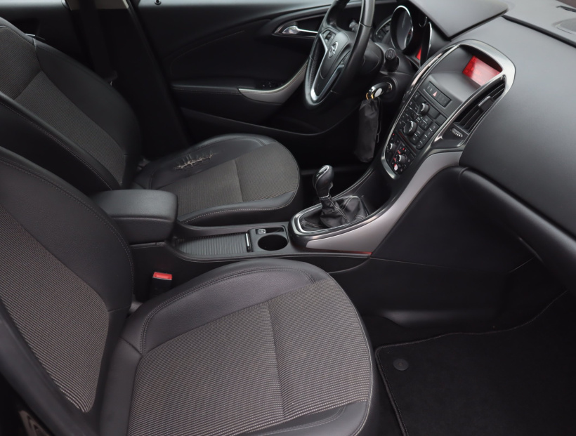 Opel Astra, 2011