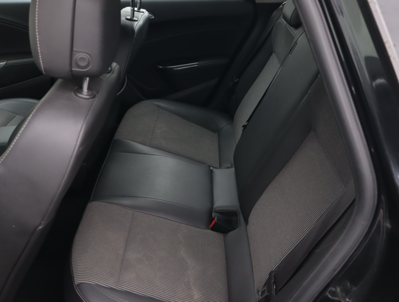 Opel Astra, 2011