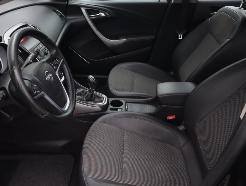 Opel Astra, 2011