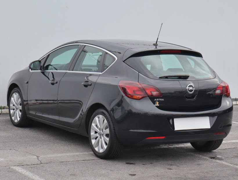 Opel Astra, 2011