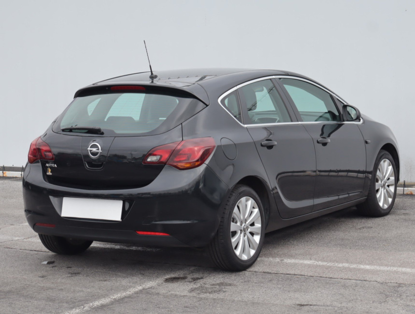 Opel Astra, 2011