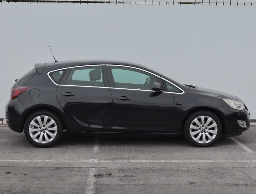 Opel Astra, 2011