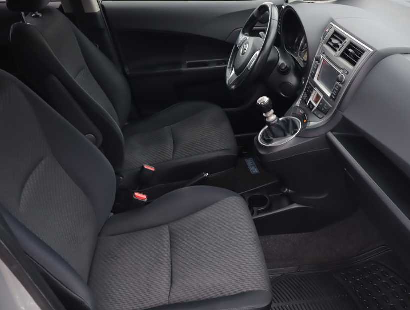 Toyota Verso-S, 2011