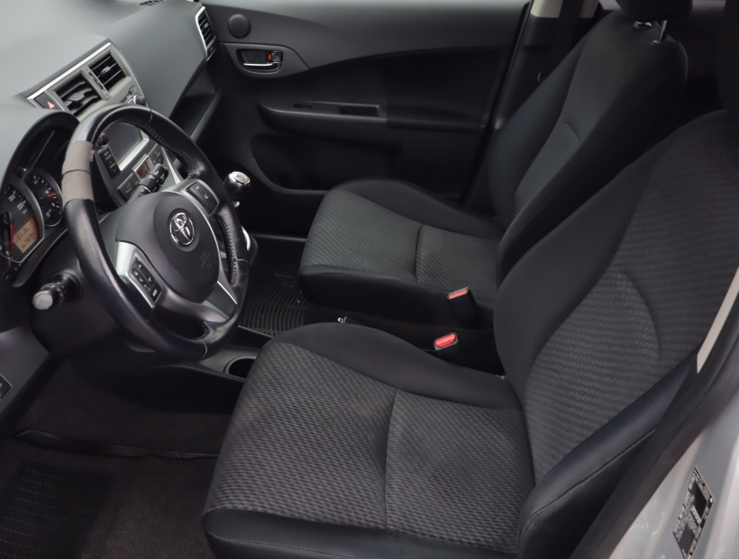 Toyota Verso-S, 2011