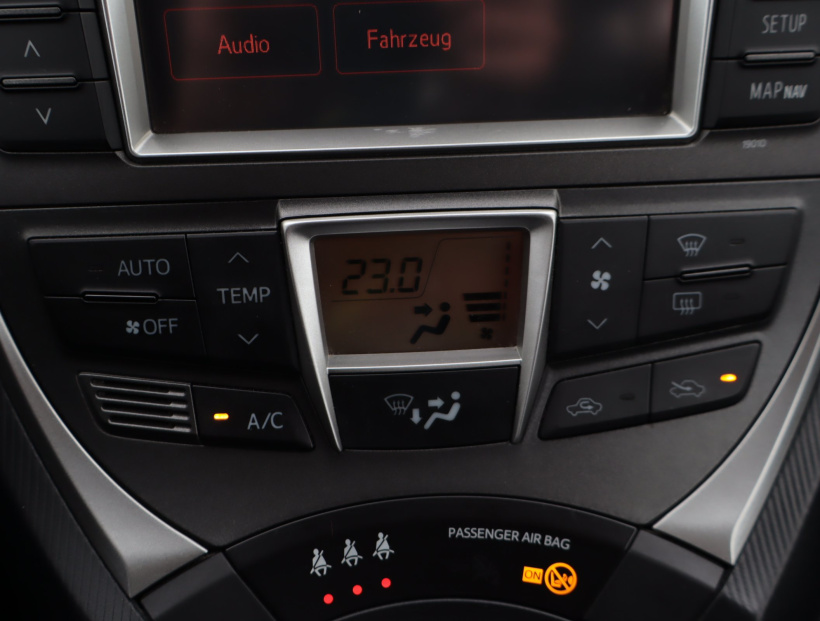 Toyota Verso-S, 2011