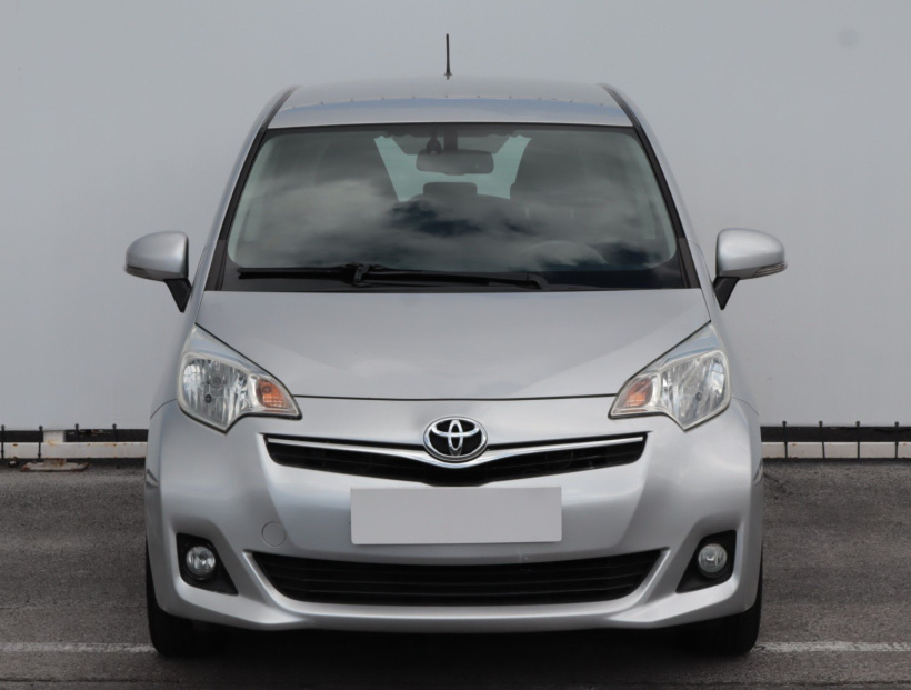 Toyota Verso-S, 2011