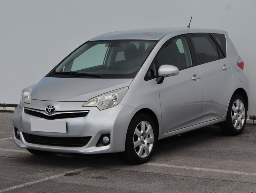 Toyota Verso-S, 2011