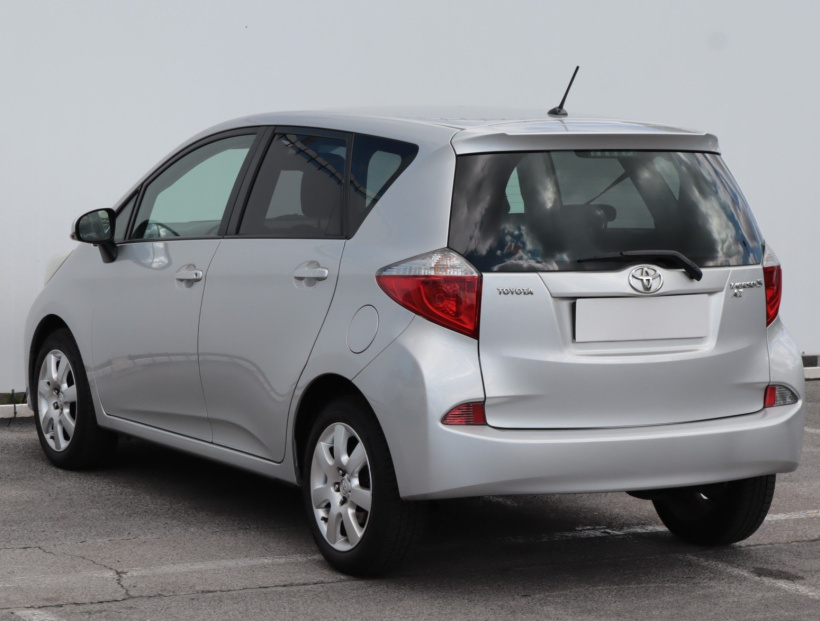 Toyota Verso-S, 2011