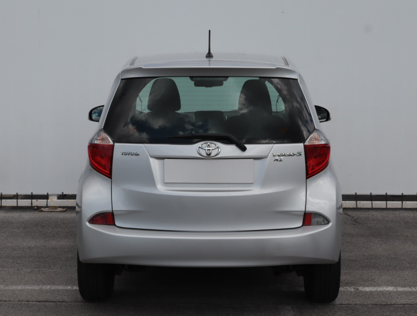 Toyota Verso-S, 2011