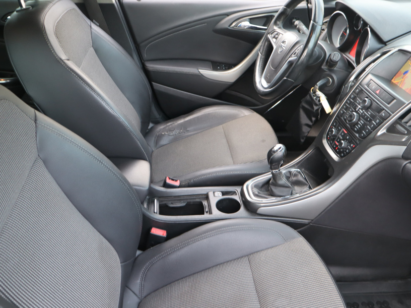 Opel Astra, 2011