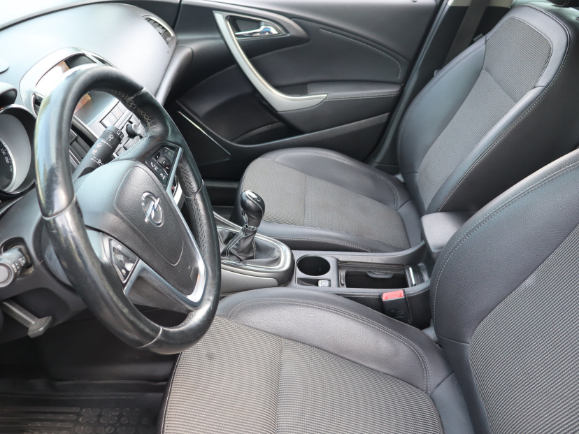 Opel Astra, 2011