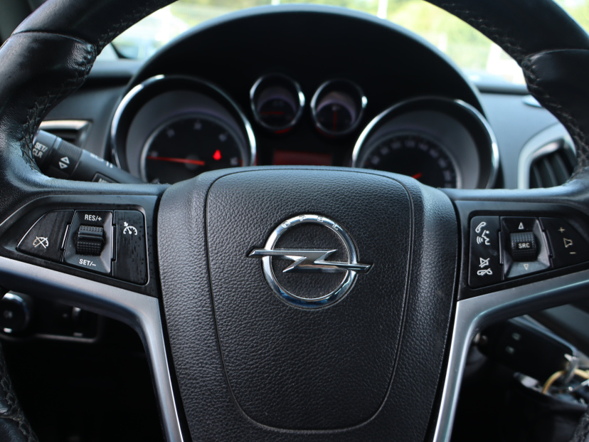Opel Astra, 2011