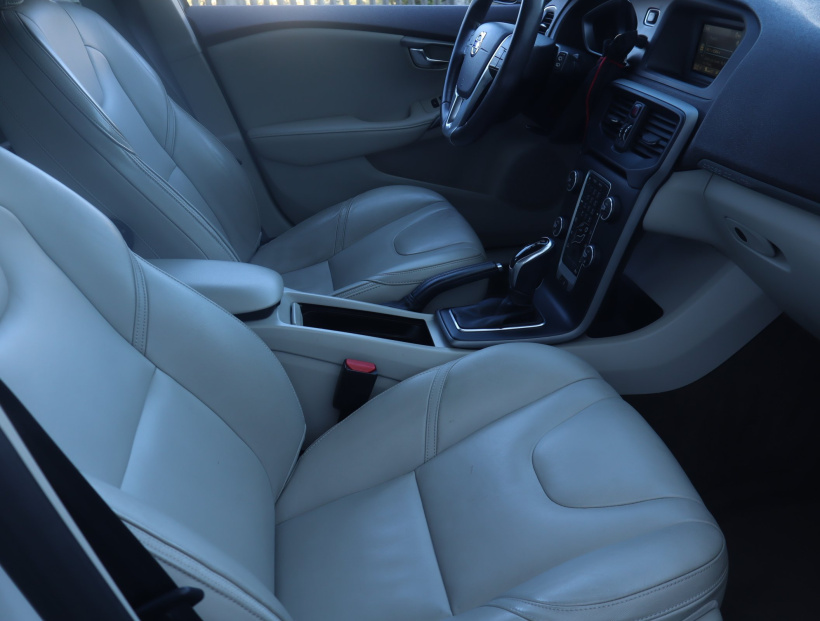 Volvo V40 Cross Country, 2014