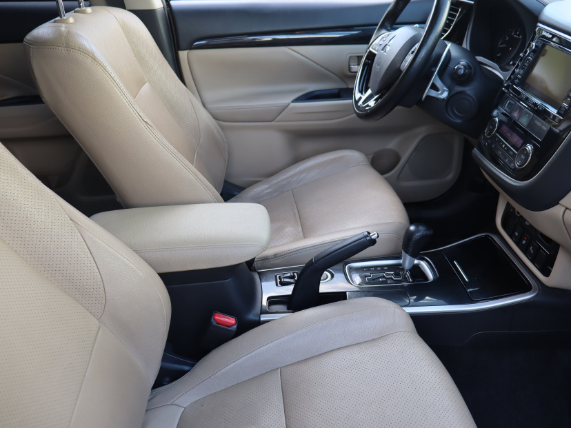 Mitsubishi Outlander, 2016