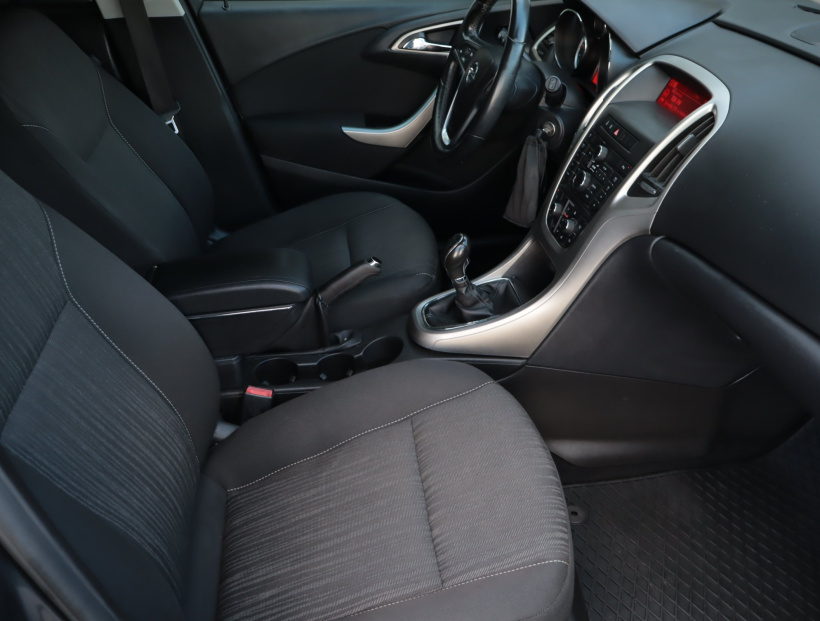 Opel Astra, 2011