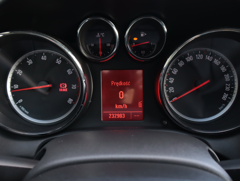 Opel Astra, 2011