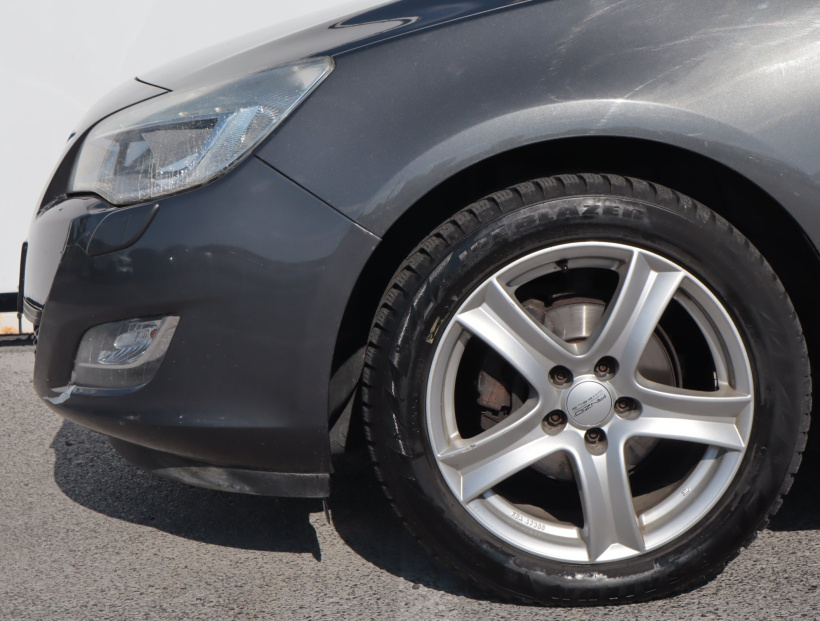 Opel Astra, 2011