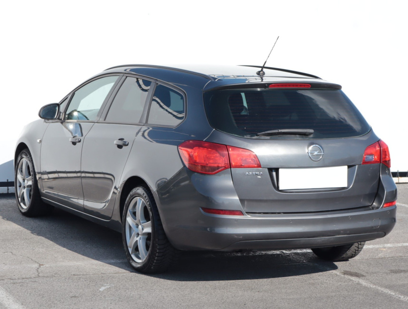 Opel Astra, 2011