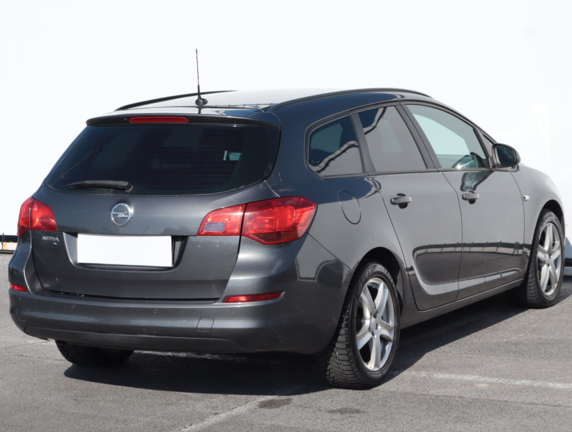 Opel Astra, 2011