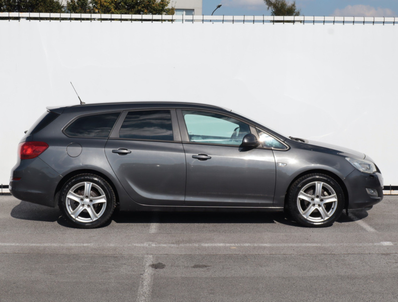 Opel Astra, 2011