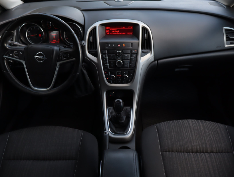 Opel Astra, 2011