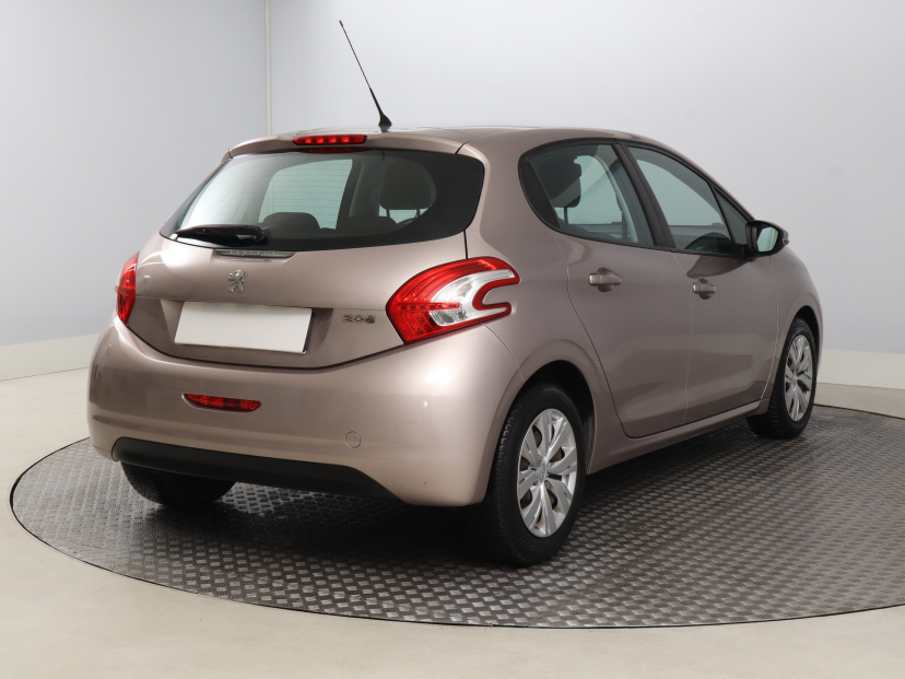 Peugeot 208, 2012