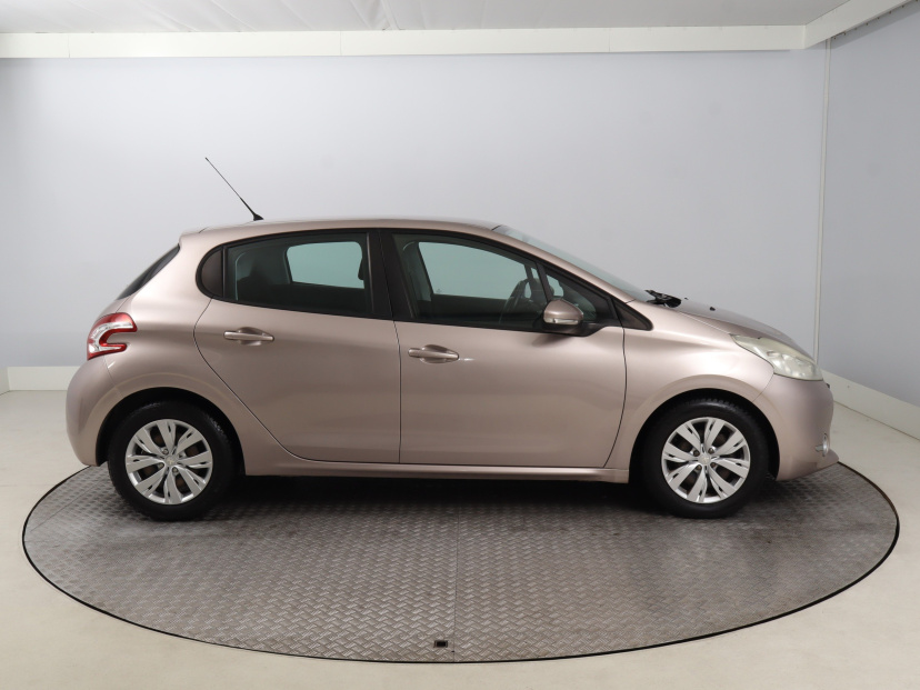 Peugeot 208, 2012