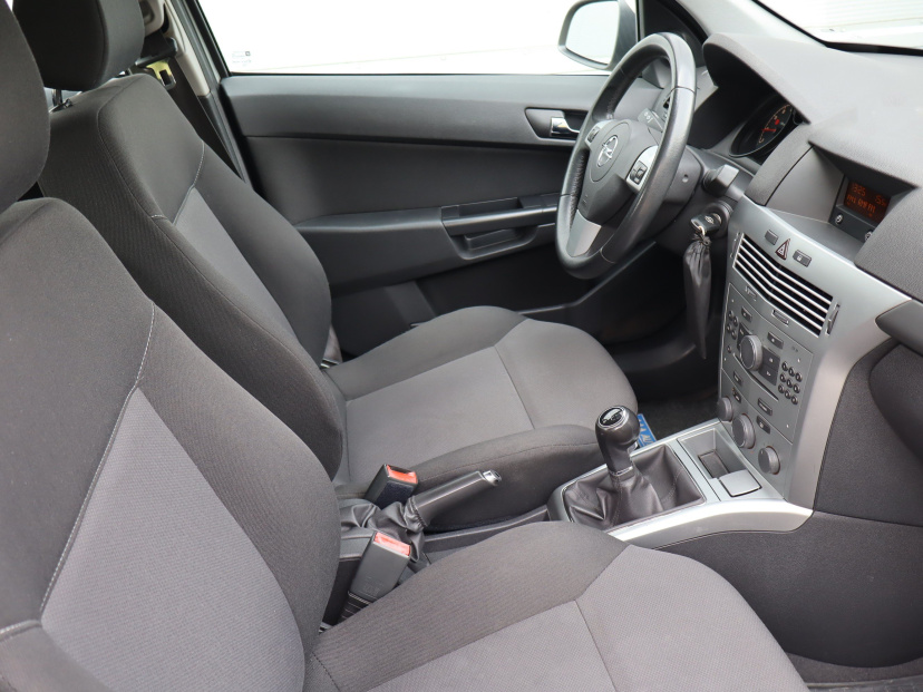 Opel Astra, 2011