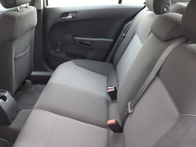 Opel Astra, 2011