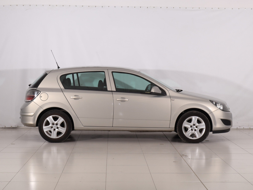Opel Astra, 2011