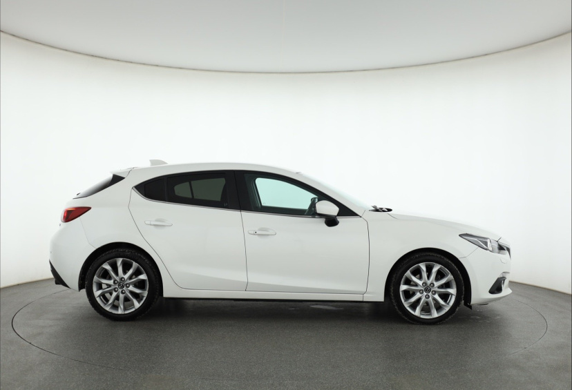 Mazda 3, 2015