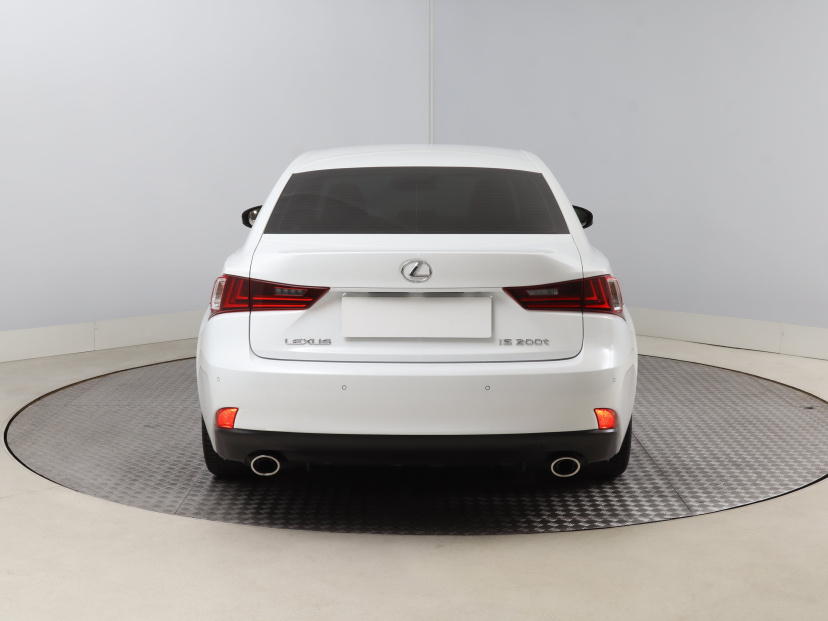 Lexus IS, 2016