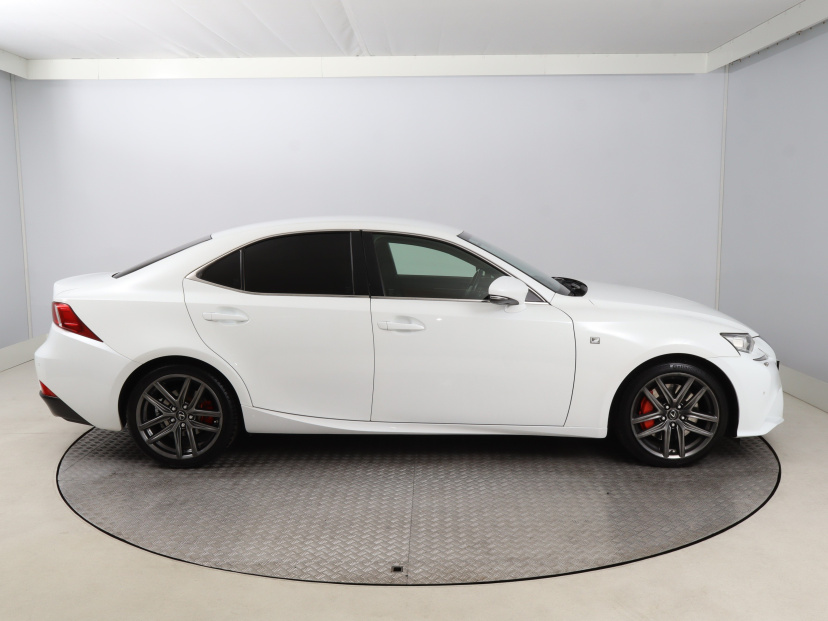 Lexus IS, 2016