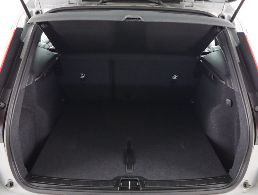 Volvo XC40, 2025