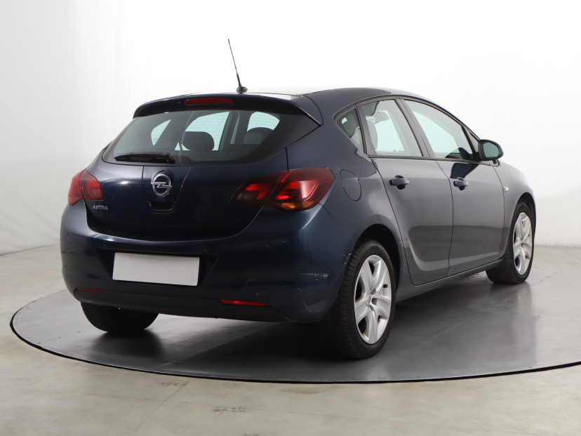 Opel Astra, 2010