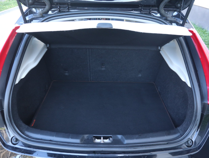 Volvo V40, 2016