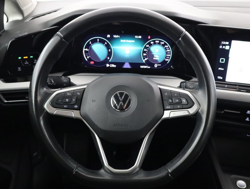 Volkswagen Golf, 2022