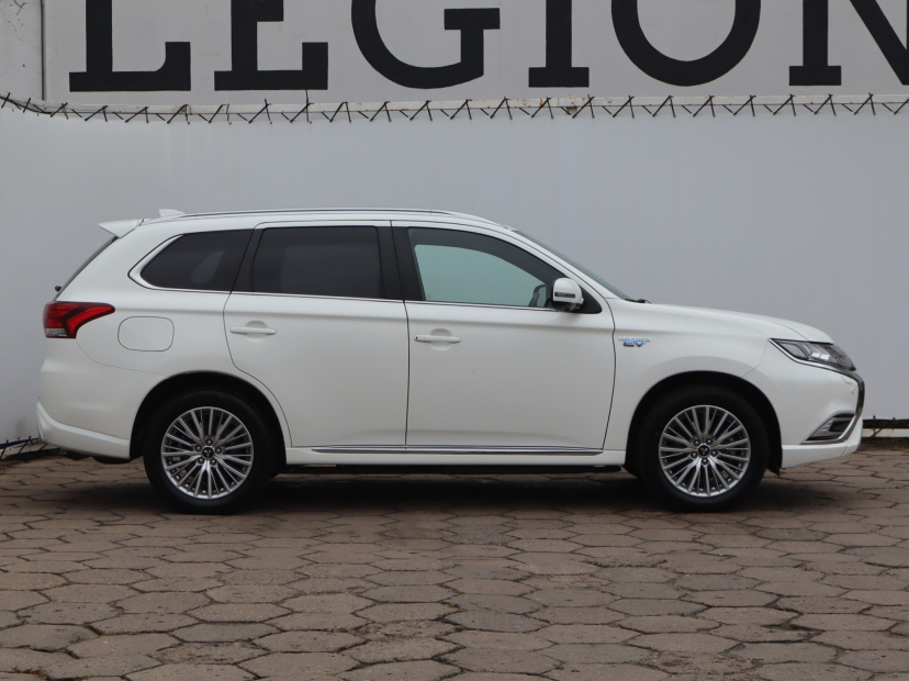 Mitsubishi Outlander, 2020